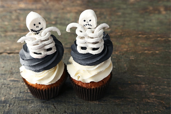 Skeleton cupcakes, Halloween food ideas for kids 